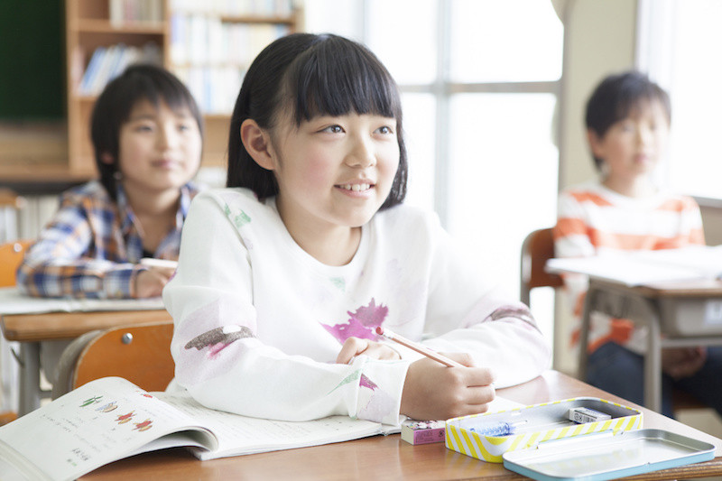 教室で勉強している生徒たち